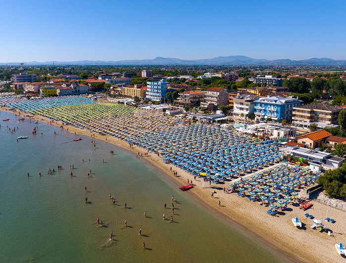 Plage de San Mauro Mare avec parasols colorés et mer Adriatique